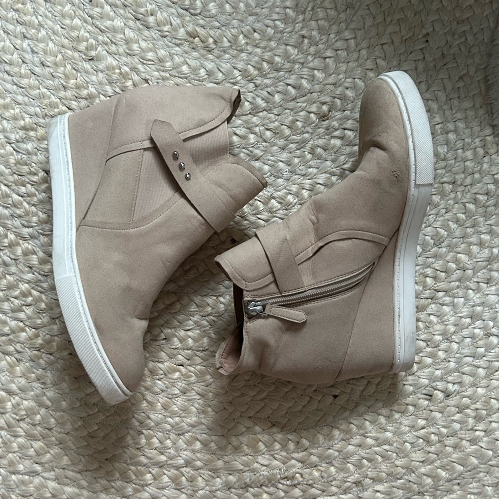 L. Paolo ankle boot boots bootie tan beige neutral wedge heel 9